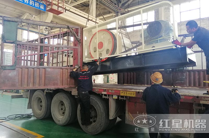 对辊制砂机装车、准备发货