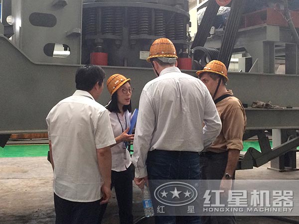 河北时产100方石料移动破碎机多少钱一台，能出多大料？