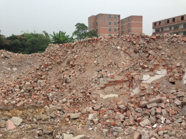 破碎砖渣用什么机械？建议使用锤式粉碎机