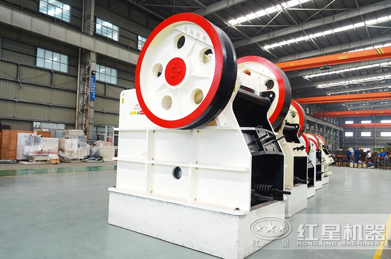 PE900*1200鄂式碎石机产量大概多少？能破碎水泥块吗？